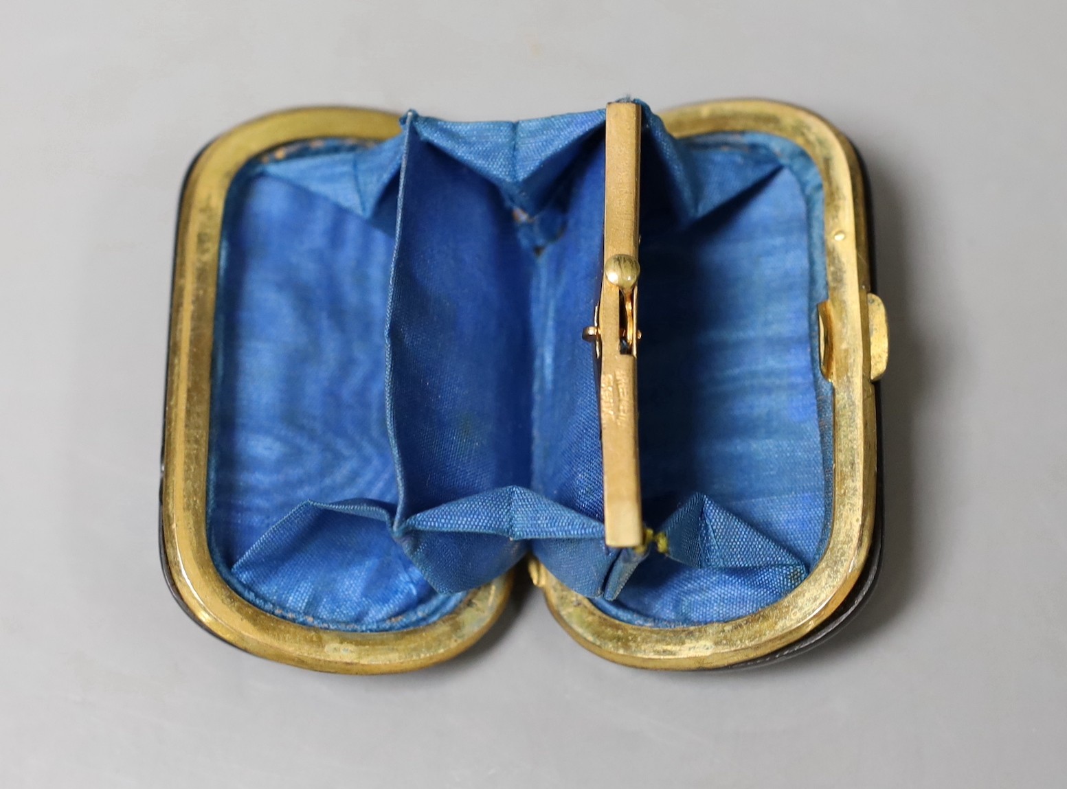 A Victorian gilt metal and tortoiseshell coin purse, 6.5cm